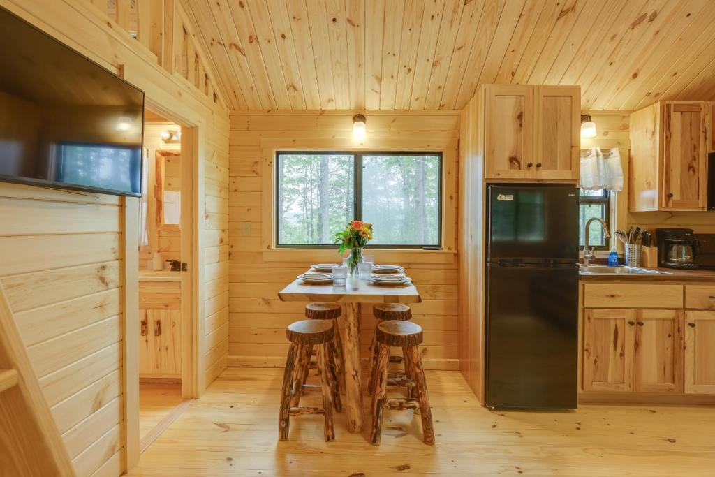 una cocina con mesa en una cabaña de madera en Middlebury Center Retreat, Stunning Mountain Views, 