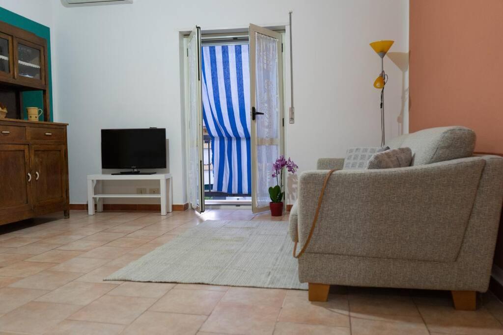 a living room with a couch and a television at Comodo appartamento a Crotone in Crotone