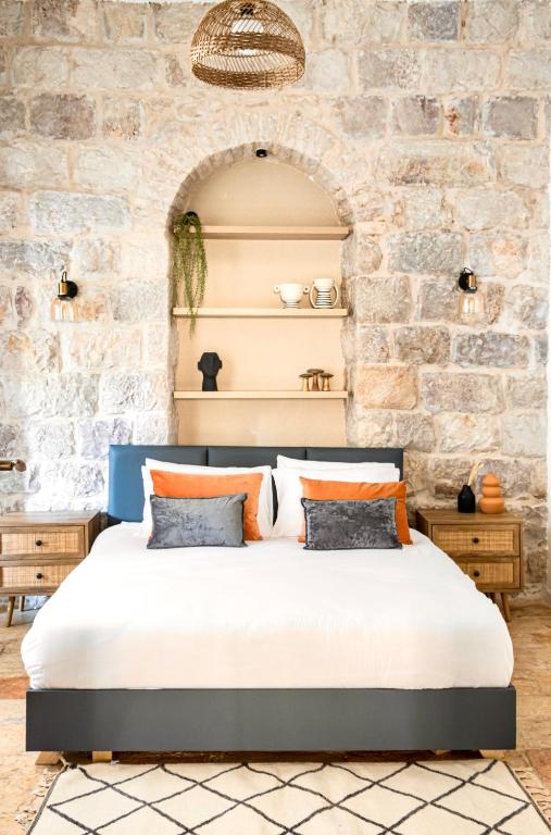Postel nebo postele na pokoji v ubytování Mamilla View- Suites & Apt Hotel