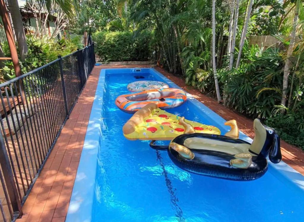 una piscina con due gonfiabili di Villa within walking distance of cable beach Australia a Cable Beach
