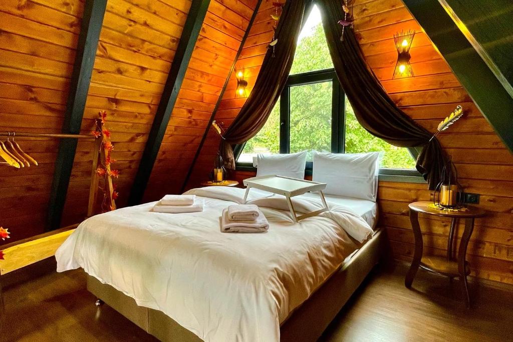a bedroom with a bed in a wooden cabin at Sapanca Aslan dağevi in Sapanca
