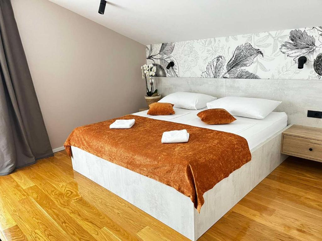 een slaapkamer met een bed met twee handdoeken erop bij MEMORI bed&breakfast in Rab