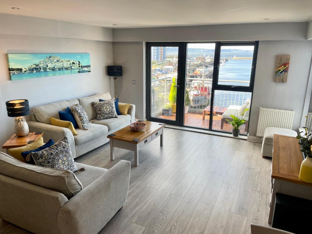 Posezení v ubytování Corinthian Quay Apartment
