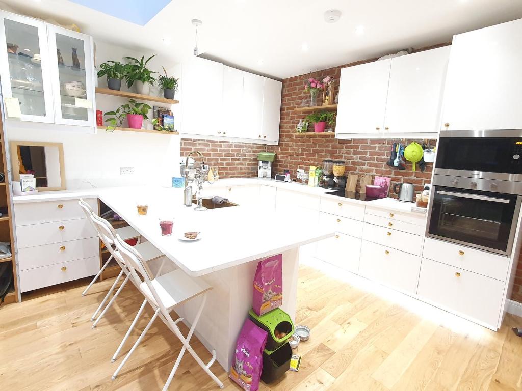 Beautiful family home, Free Parking, 30min Heathrow, 40min Wembley, 60min Central London - Three-Bedroom House