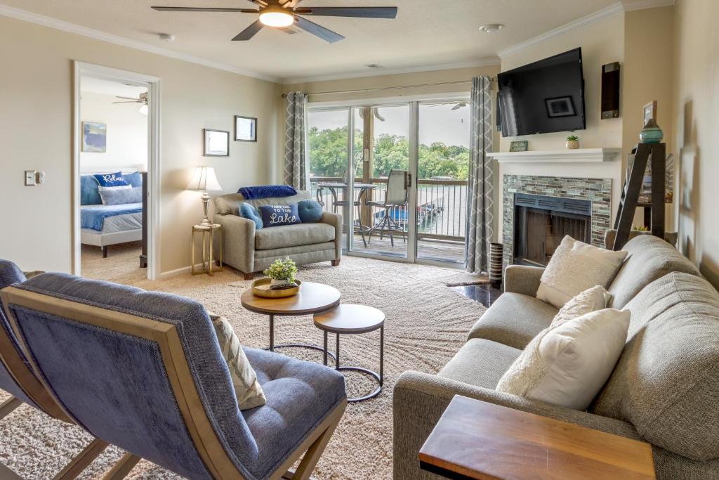 Posezení v ubytování Lake Views and Pool Access Condo in Osage Beach!