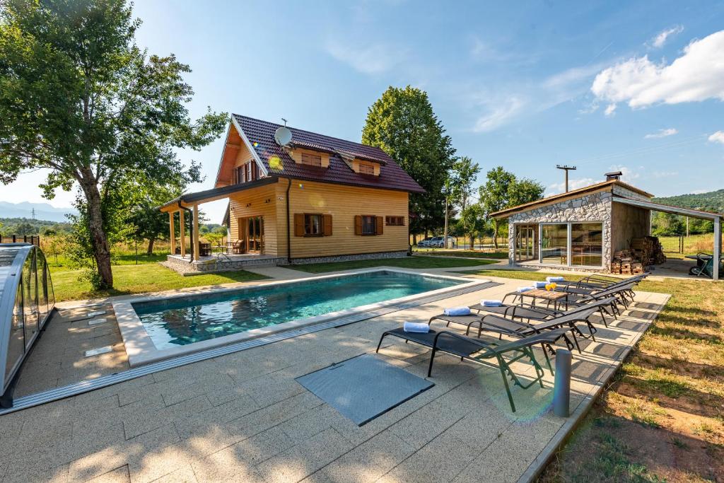 uma casa com piscina e uma casa em Vila Lipa 