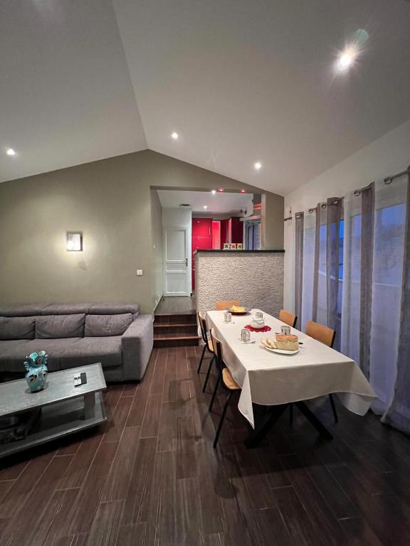 un salon avec une table et un canapé dans l'établissement Nice house with garden near the sea, à Brem-sur-Mer