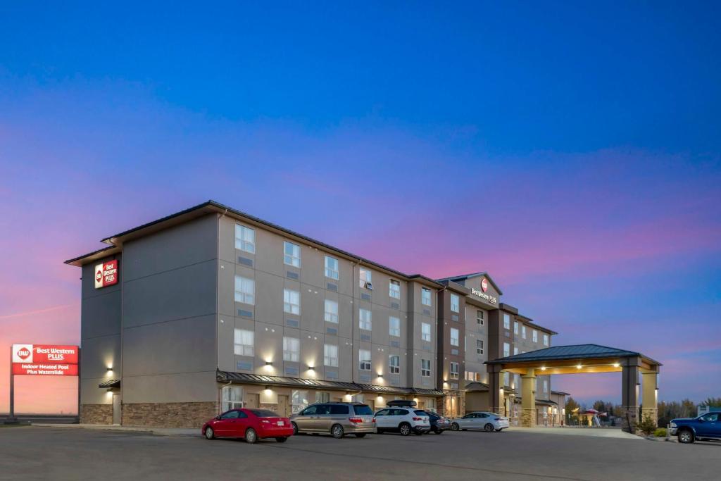 un hôtel avec des voitures garées dans un parking dans l'établissement Best Western Plus Moose Jaw, à Moose Jaw