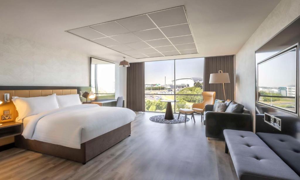 una camera d'albergo con letto e divano di Radisson Blu Hotel Dublin Airport a Cloghran