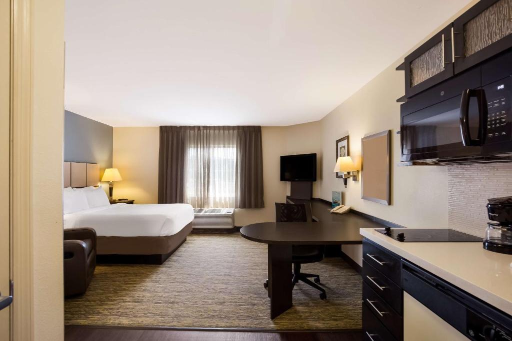 Sonesta Simply Suites St Louis Earth City photo