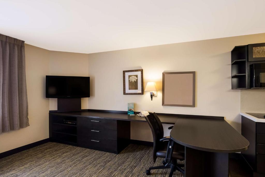 Sonesta Simply Suites St Louis Earth City photo