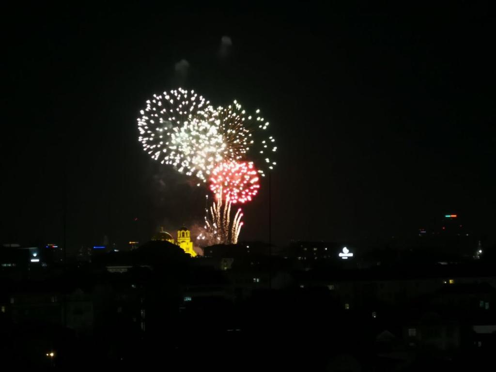 un grupo de fuegos artificiales en el cielo por la noche en Panorama Rooms, en Sofía