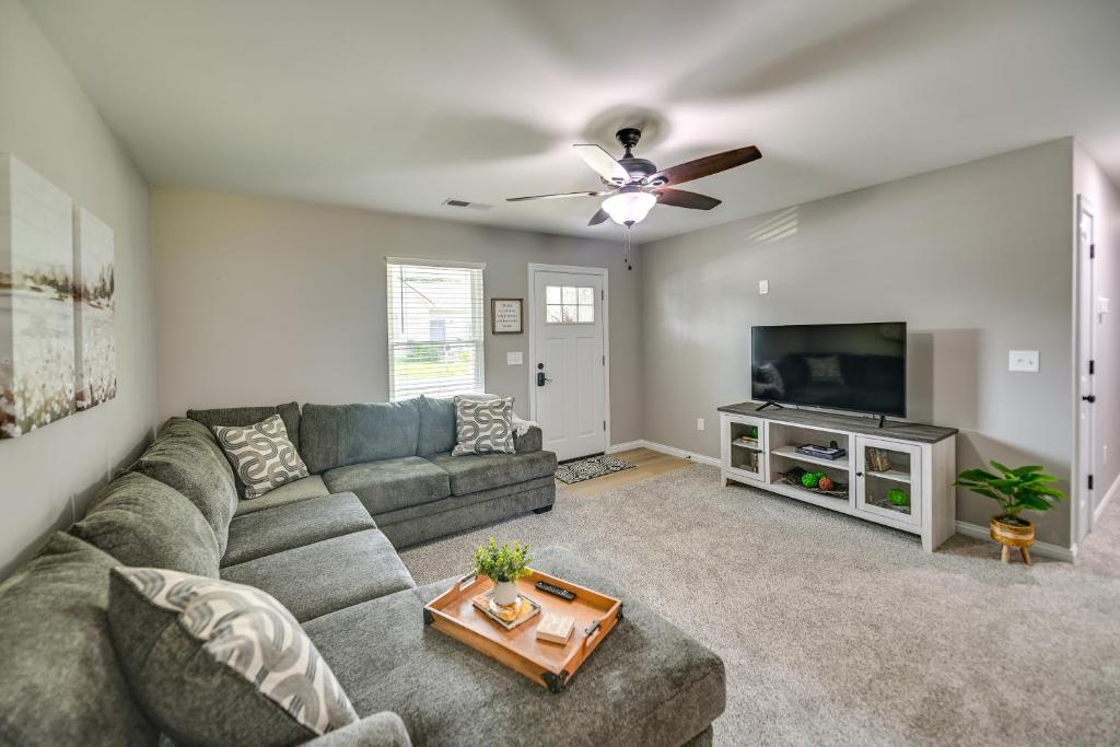 Seating area sa Serene Dry Ridge Vacation Rental with Nearby Fishing