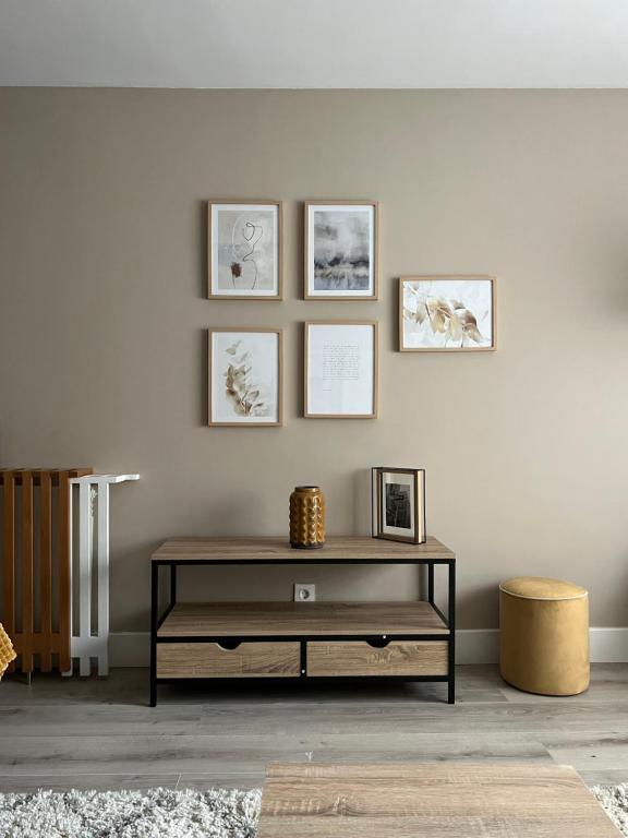 ein Wohnzimmer mit Couchtisch und Bildern an der Wand in der Unterkunft Belle Maison VUT-LE-779 in León