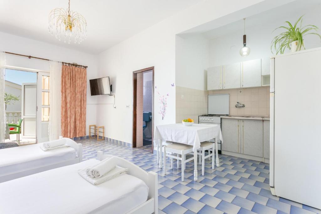 Postel nebo postele na pokoji v ubytování Apartments with a parking space Podaca, Makarska - 6736