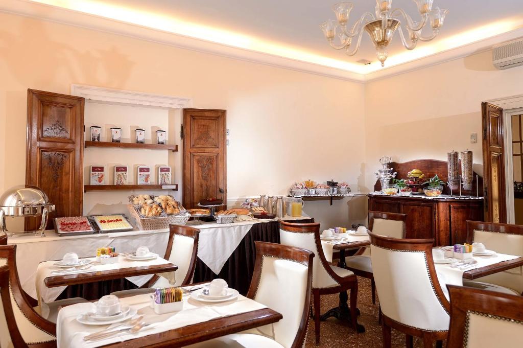Příslušenství pro přípravu čaje a kávy v ubytování Hotel Dell'Opera