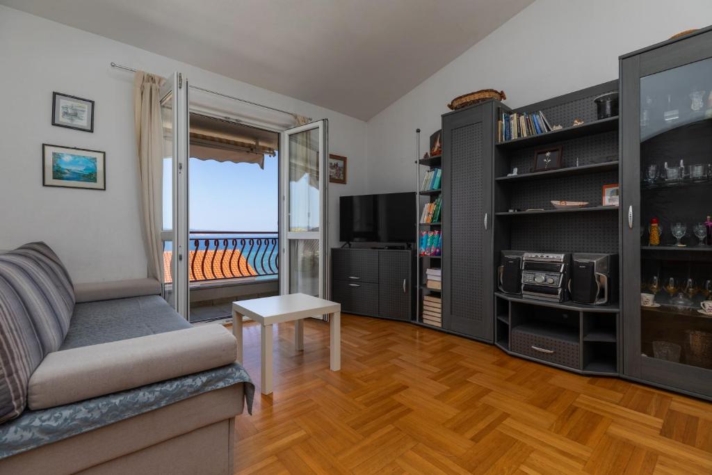 Televízia a/alebo spoločenská miestnosť v ubytovaní Apartments by the sea Duce, Omis - 14587