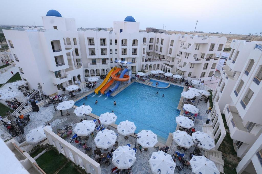 uma vista aérea de uma piscina num hotel em شاليه الزمردة بمنتجع سانتوريني em El Alamein