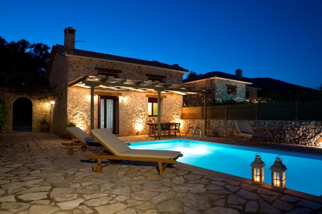 een villa met een zwembad in de nacht bij Dioni Villa in Sivota
