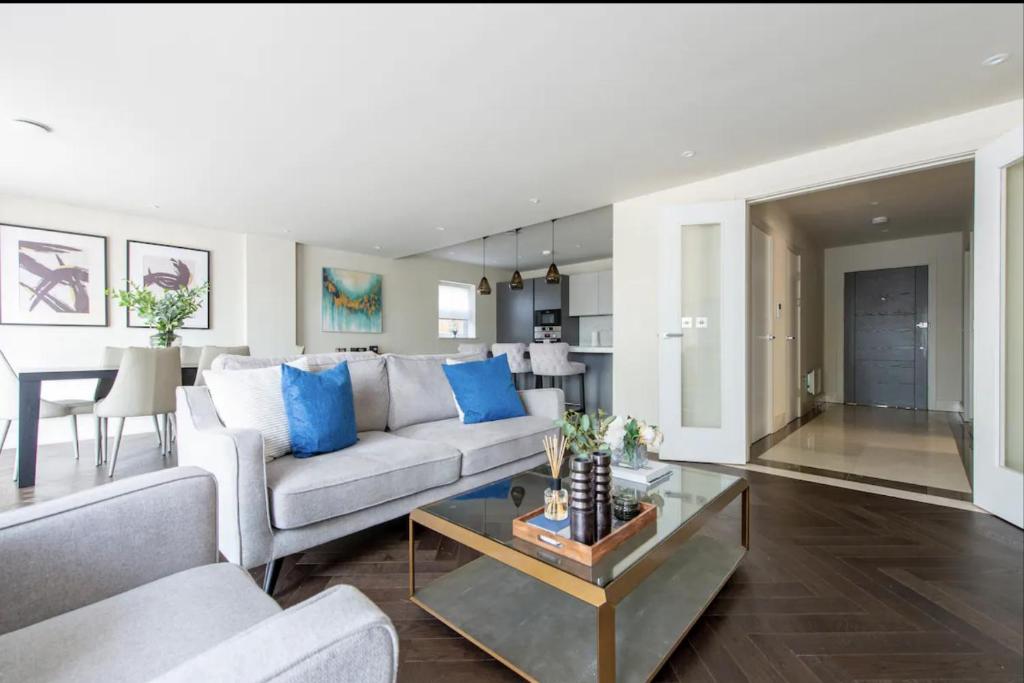 2BD, 2BA Urban Oasis CHCL F4 - Two-Bedroom Apartment