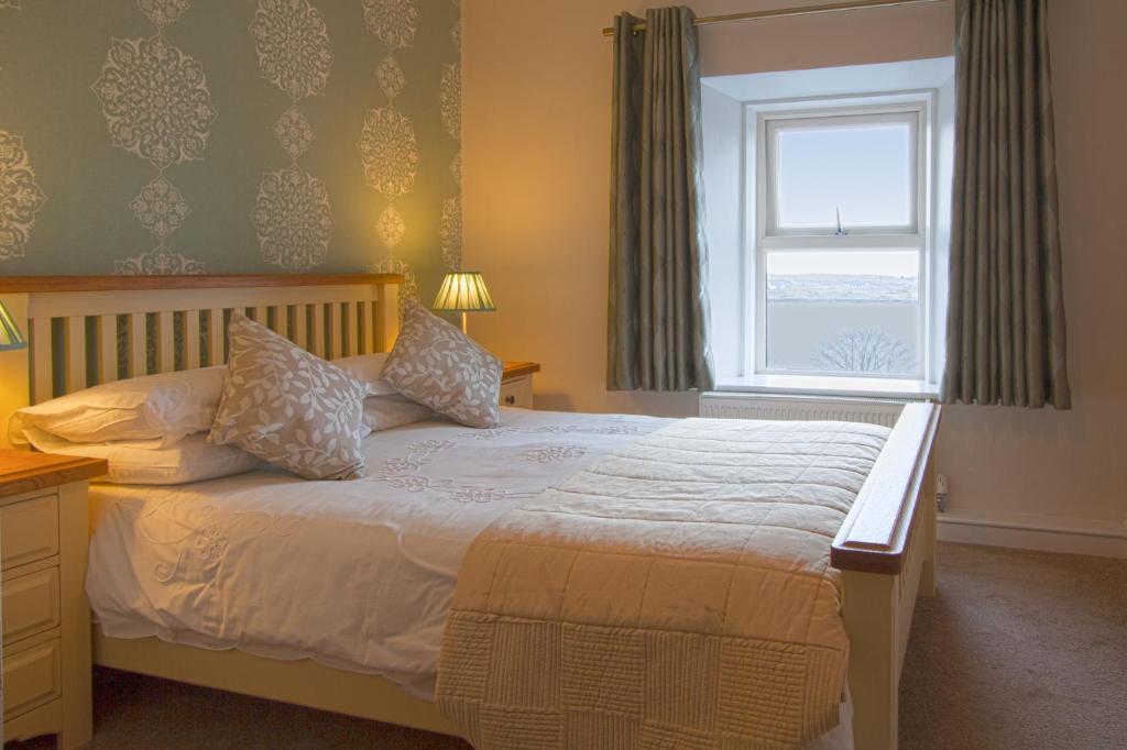Una cama o camas en una habitación de Roundstone House Hotel