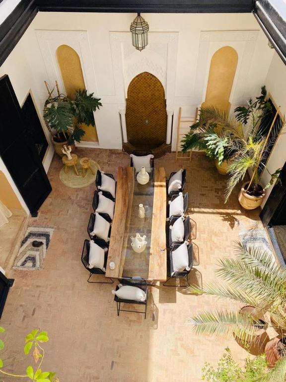 een woonkamer met stoelen en een tafel bij Riad Casa nomad in Marrakesh