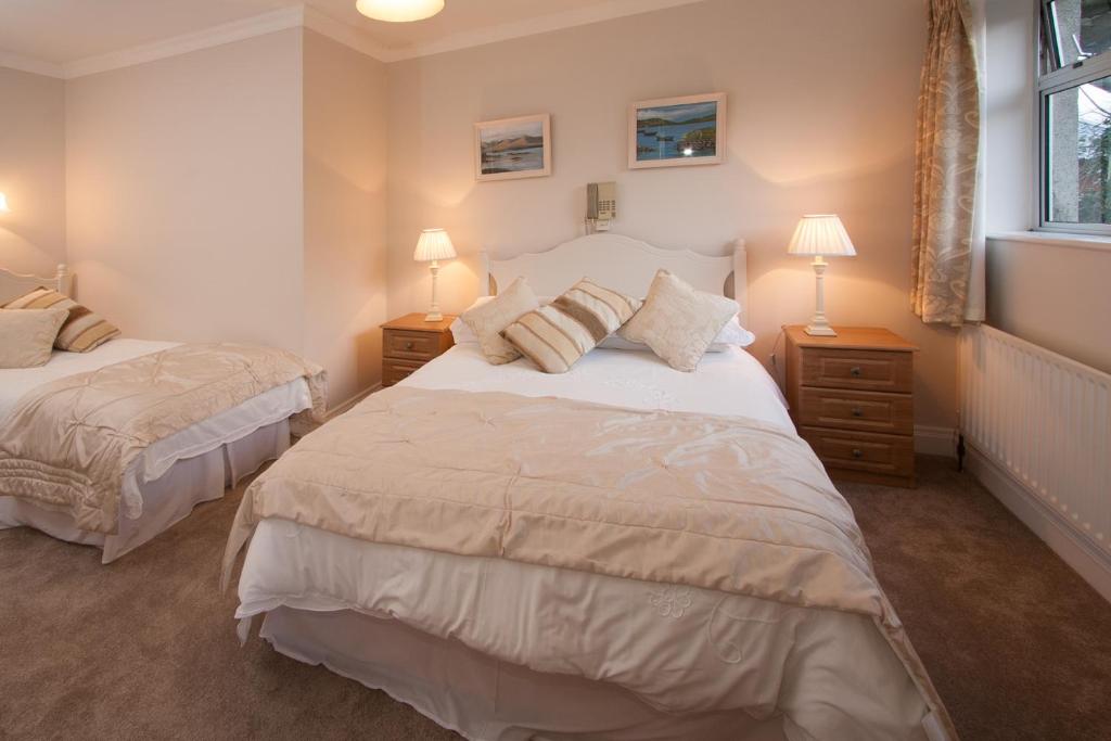 Una cama o camas en una habitación de Roundstone House Hotel