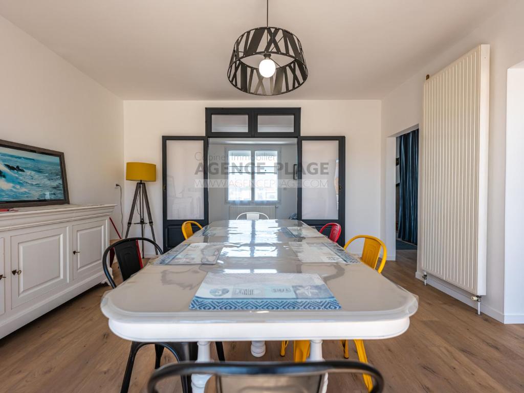 Fotografia z galérie ubytovania Maison 3 chambres avec jardin et parking à La Chaume, proche plages et commerces - FR-1-197-556 v destinácii Les Sables-dʼOlonne