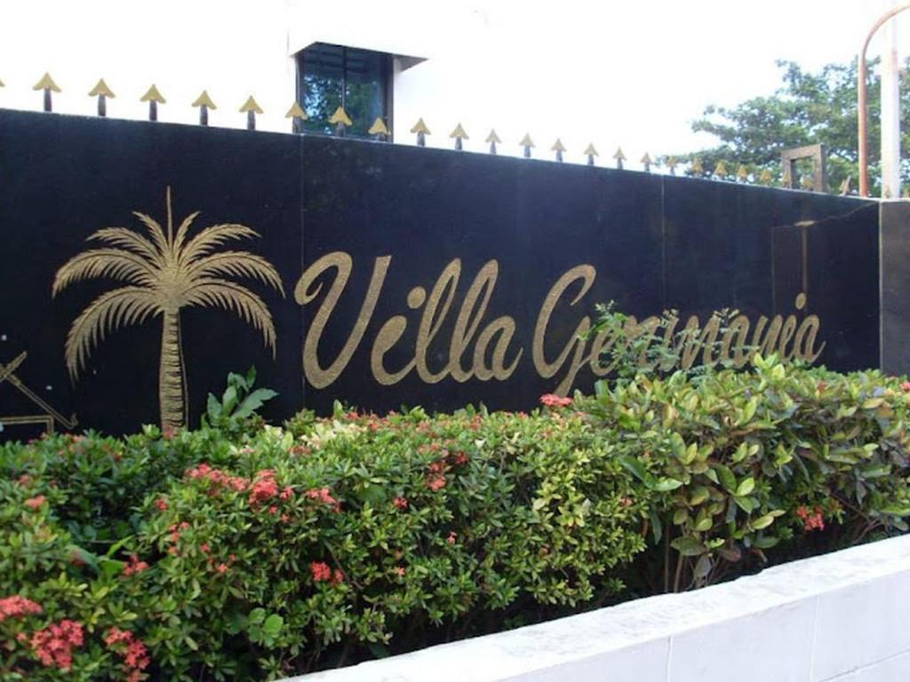 ein Schild für eine Villa Cercina mit Pflanzen in der Unterkunft Villa Germania in Jomtien Beach