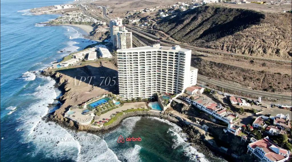 una vista aérea de un complejo en la playa en Oceanview Condo Resort. Las Olas Grand Rosarito, en Divisadero