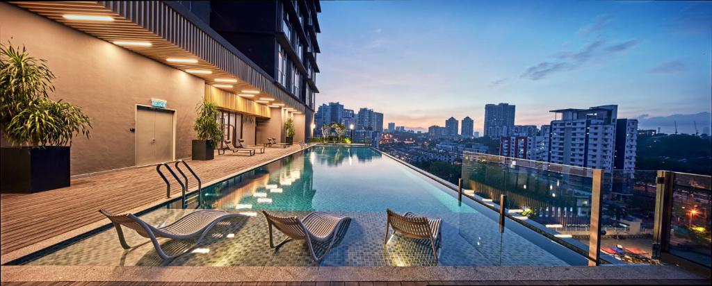 ein Pool auf einem Gebäude mit einer Stadt in der Unterkunft Societe Suite by Lyfehaus in Kuala Lumpur