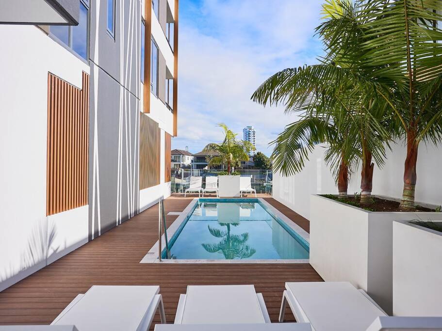 - une piscine sur le côté d'un bâtiment dans l'établissement One Bedroom Apartment In center Surfers Paradise, à Gold Coast