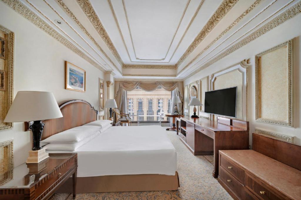 TV a/nebo společenská místnost v ubytování Dar Al Tawhid Intercontinental Makkah by IHG