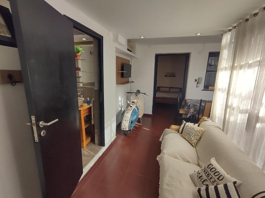 uma sala de estar com um sofá e um quarto com um corredor em Bed & bikes Mendoza em Mendoza