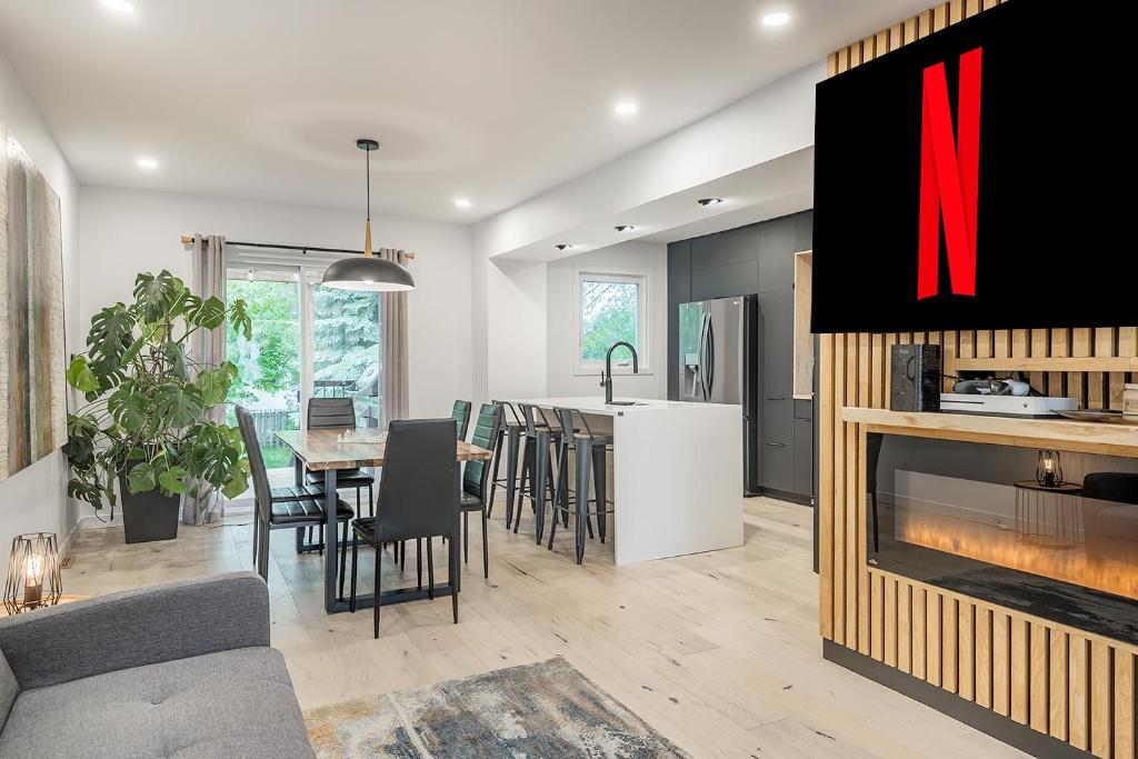een keuken en eetkamer met een open haard in een huis bij FREE PARKING PRIME LOCATION NEW MODERN CONDO in Brossard