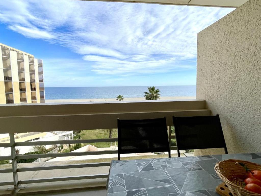une salle à manger avec vue sur l'océan dans l'établissement Appartement avec Piscine et Terrasse Proche Commerces - FR-1-748-15, à Canet