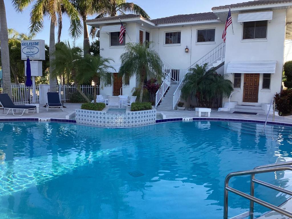una gran piscina frente a una casa en Gulfside Resort. Unit 3, en St Pete Beach