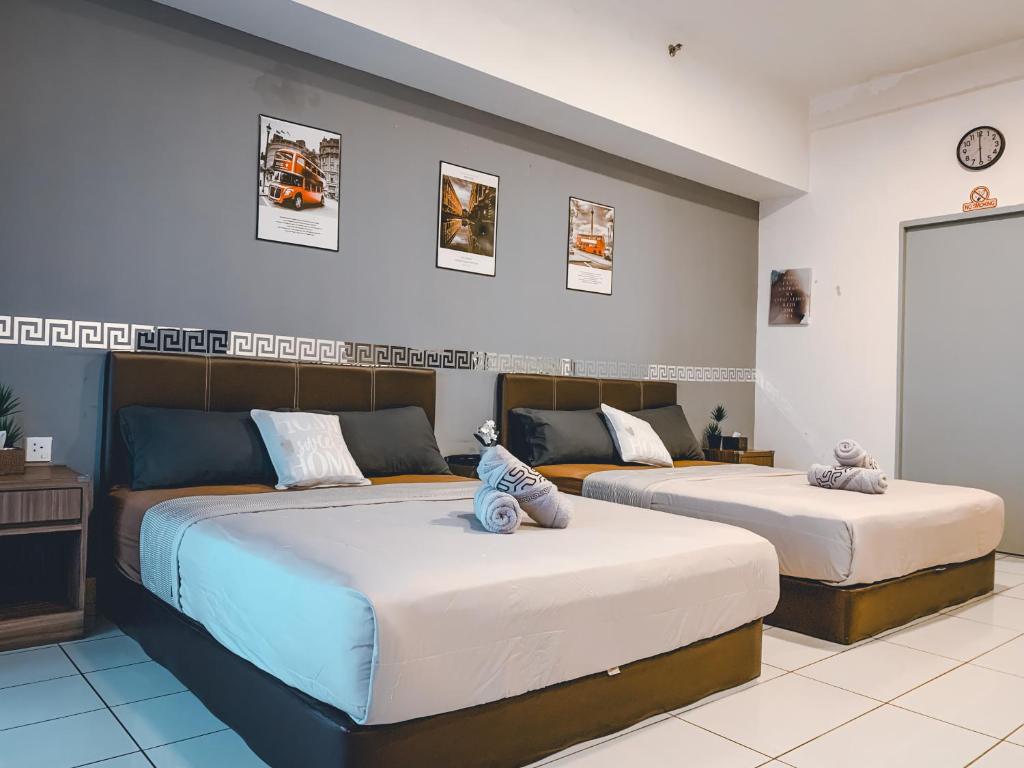 2 camas en una habitación de hotel con 2 camas en Aeropod Sovo ,Wifi ,5 minit from Airport, en Kota Kinabalu