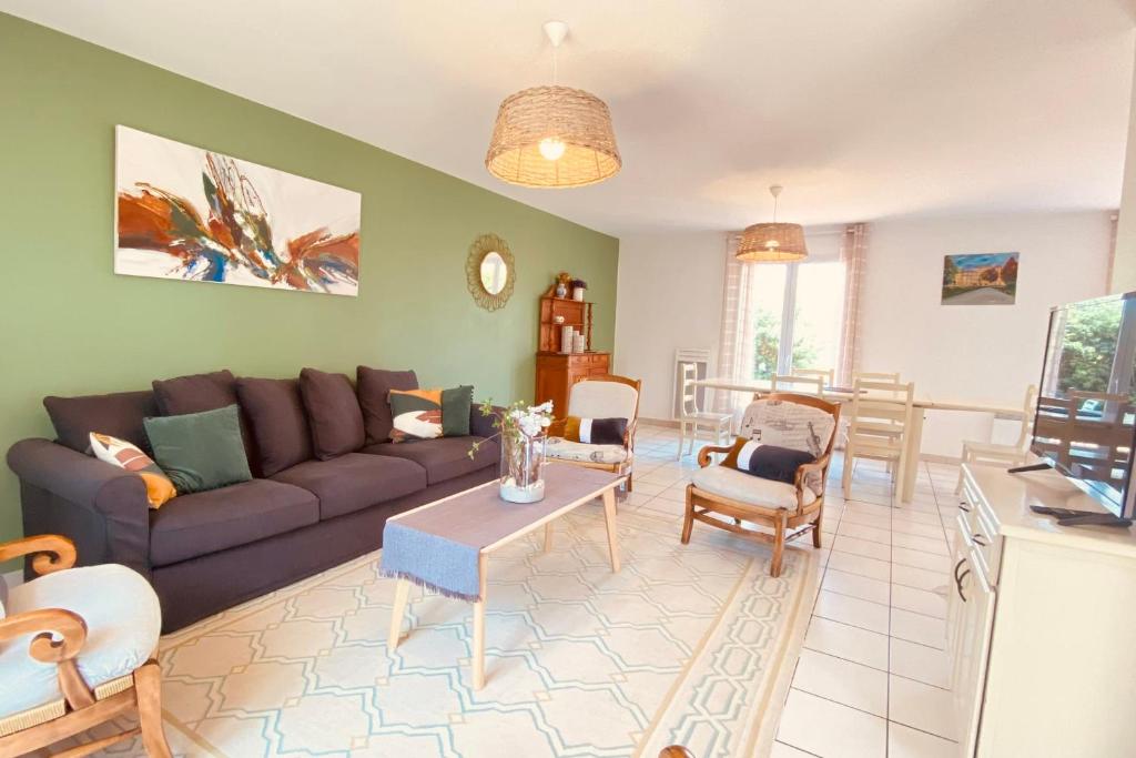 - un salon avec un canapé et une table dans l'établissement Cozy house with garden in La Teste-de-Buch, à La Teste-de-Buch