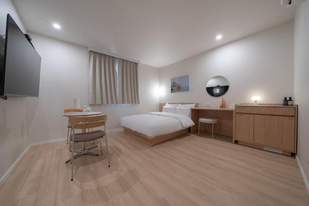 Postel nebo postele na pokoji v ubytování Aank Hotel Ilsan