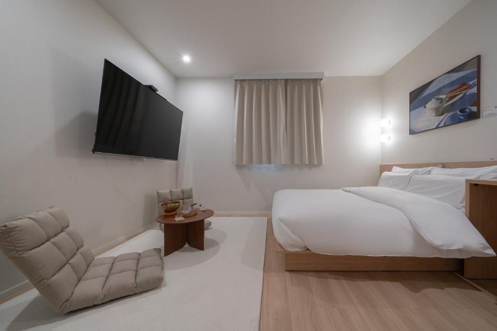 Postel nebo postele na pokoji v ubytování Aank Hotel Ilsan
