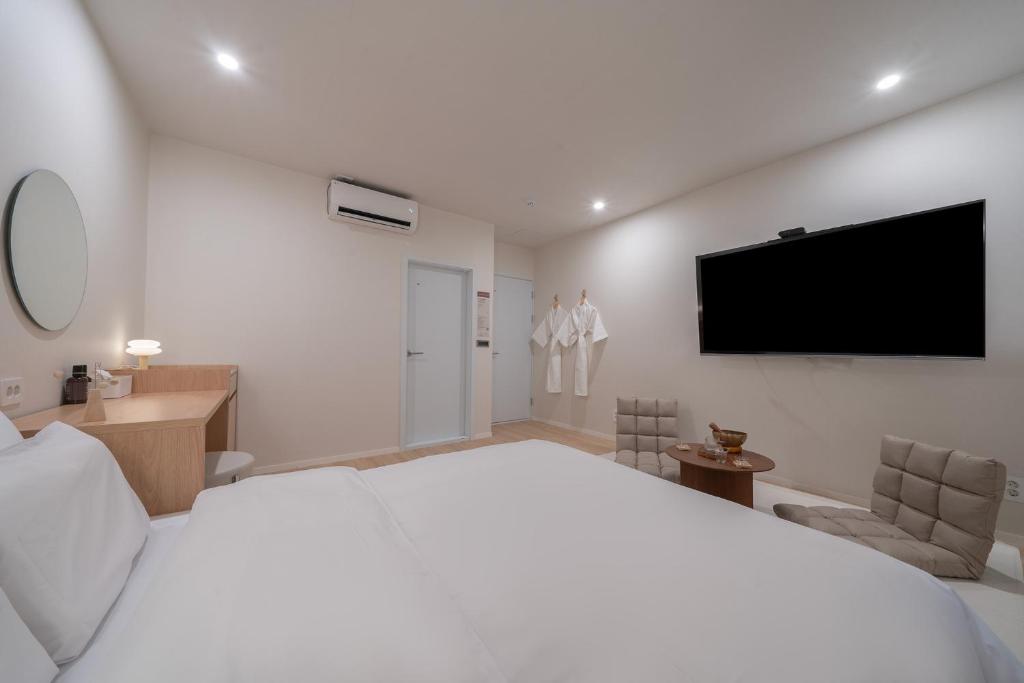 Postel nebo postele na pokoji v ubytování Aank Hotel Ilsan