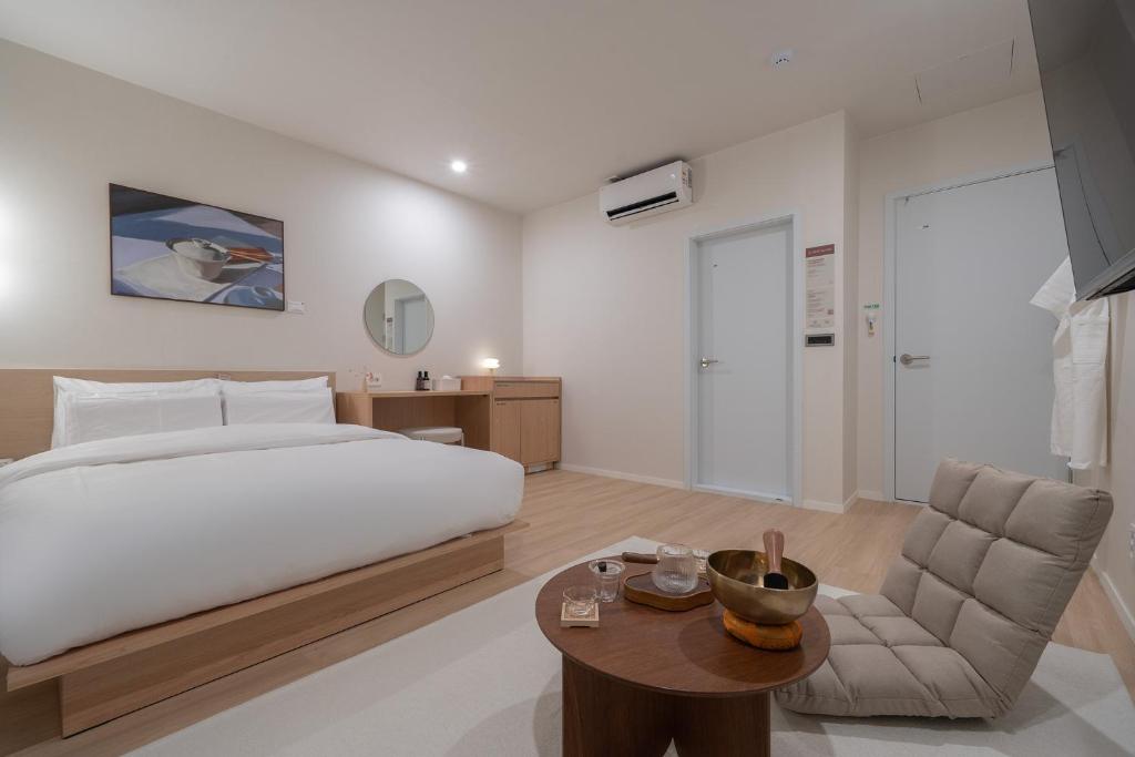 Postel nebo postele na pokoji v ubytování Aank Hotel Ilsan