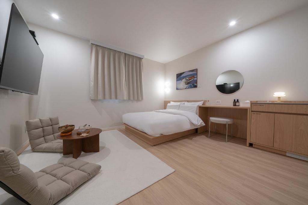 Postel nebo postele na pokoji v ubytování Aank Hotel Ilsan