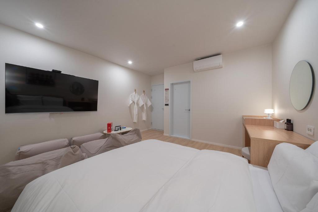 Postel nebo postele na pokoji v ubytování Aank Hotel Ilsan