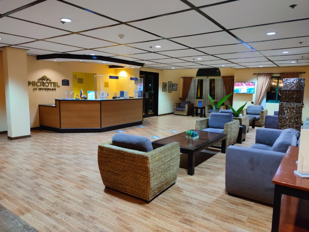Posezení v ubytování Microtel by Wyndham Cabanatuan