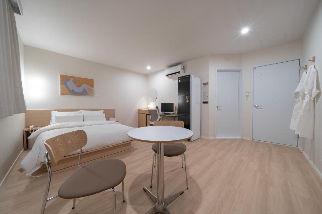 Postel nebo postele na pokoji v ubytování Aank Hotel Ilsan
