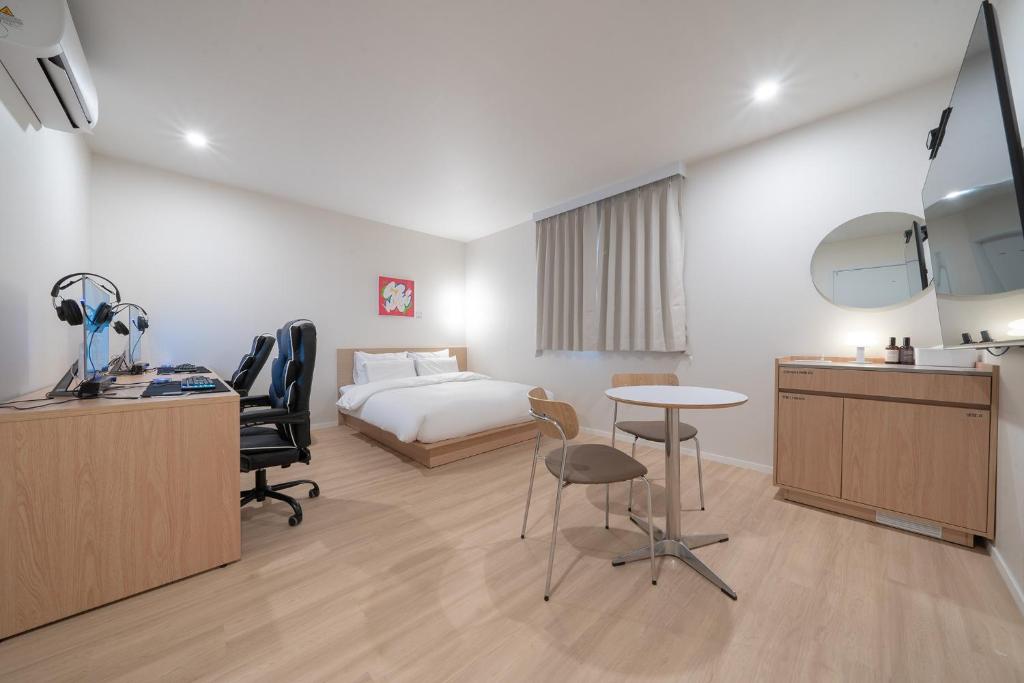 Postel nebo postele na pokoji v ubytování Aank Hotel Ilsan