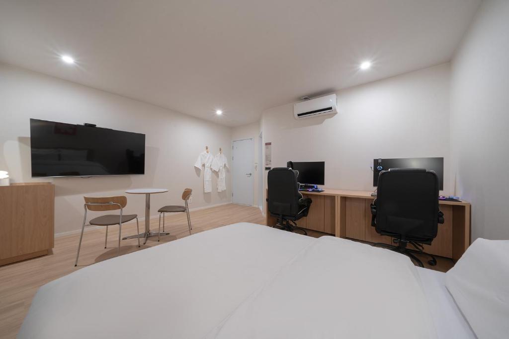 TV a/nebo společenská místnost v ubytování Aank Hotel Ilsan