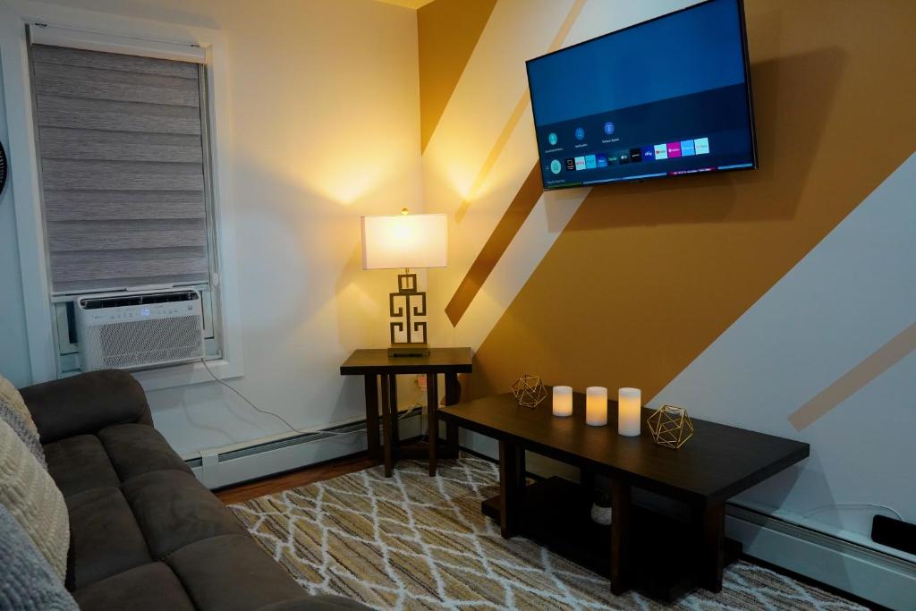 TV a/nebo společenská místnost v ubytování Serene Escape Leave Worries Behind